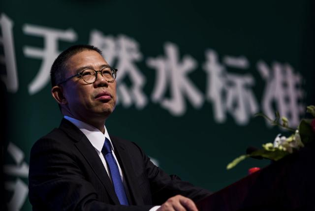 农夫山泉‘水逆’不断，钟睒睒首富之路坎坷，但茶饮板块逆袭成亮点