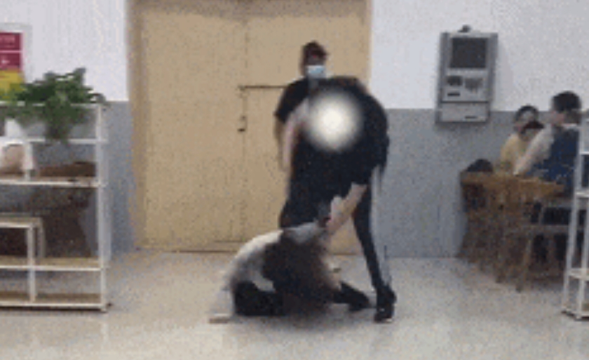 江苏师范大学食堂内男生将女生打倒？校方回应