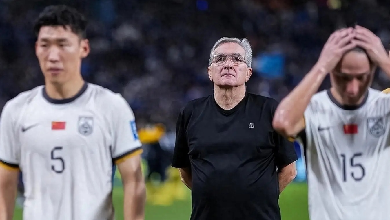 国足返抵大连首训，伊万科维奇：理解球迷愤怒，中国队会好起来，力争小组第4目标不变 