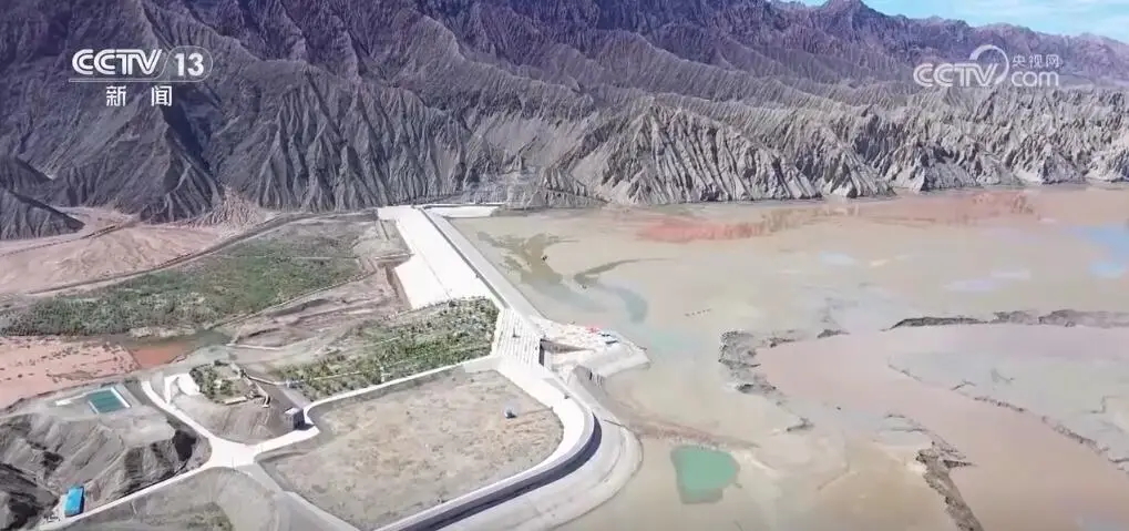 淤泥造良田、戈壁变粮仓 新疆数座水库排沙清淤“变废为宝” 