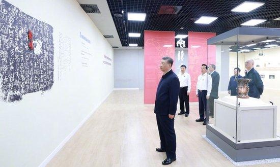 尊崇热爱中华文明，把中华优秀传统文化一代一代传下去