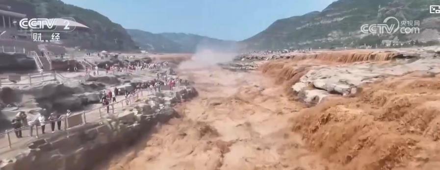 追极光、赏盐湖、观瀑布 各地游客纷至沓来打卡大美中国绚丽秋景