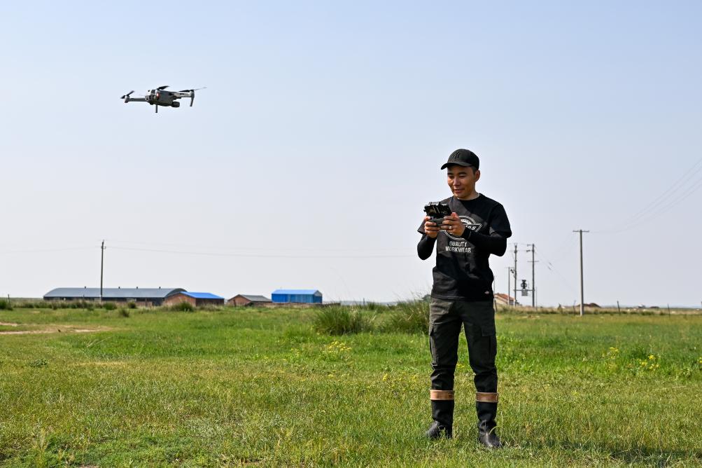 内蒙古西乌珠穆沁旗：返乡大学生为牧区发展注入新活力