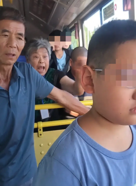 九江公交车上，老太太强势要求小学生让座引众怒！