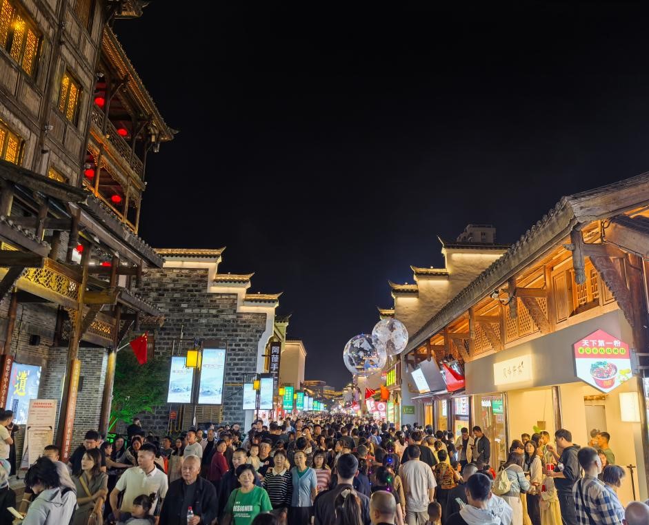 湖南常德：河街人气旺 非遗“唱主角”