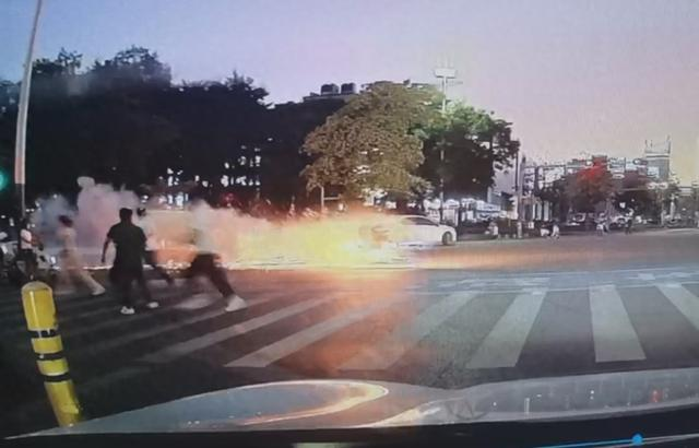 危险！深圳一电动自行车在行驶路上竟然自燃！