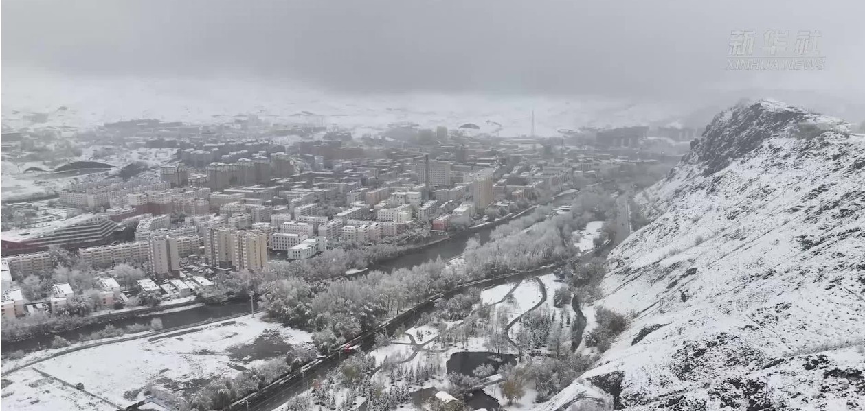 新疆阿勒泰迎降雪 银装素裹美如画