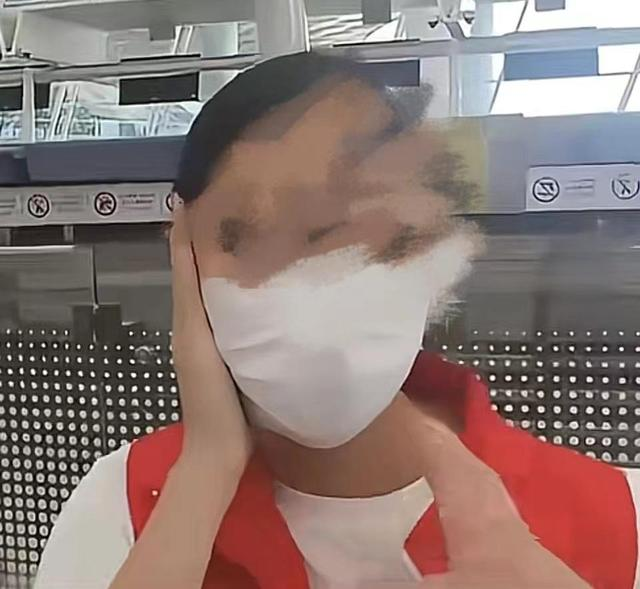 网红强迫深圳机场志愿者摘口罩：“就碰你了去报警吧！”
