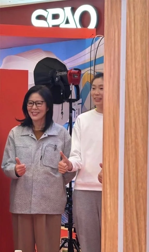 中国女排两传奇再聚：朱婷与郎平相聚杭州引球迷围观，热度超高