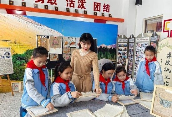 90后教师校园里传承桑皮纸制作技艺
