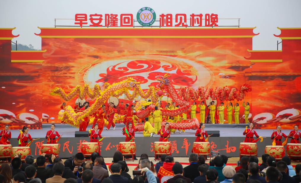 看“村晚”过大年丨一台“村晚”25载 映照乡村新气象