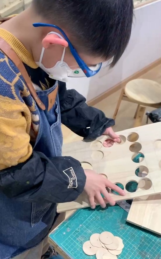 武汉10岁小孩哥迷上做家具，网友怒赞“上链接”！妈妈：有5年木工工龄