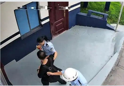 学生长沙街头不适瘫倒，交警及时发现热心照顾