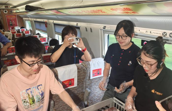 把烤肉“搬上”车 哈铁助力地方将旅客流量转化为“留量”