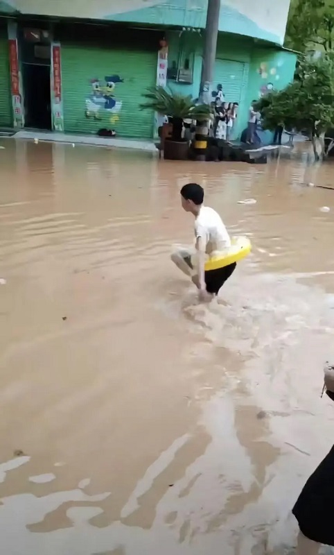 中考赶上暴雨，学生游泳出行，教体局回应