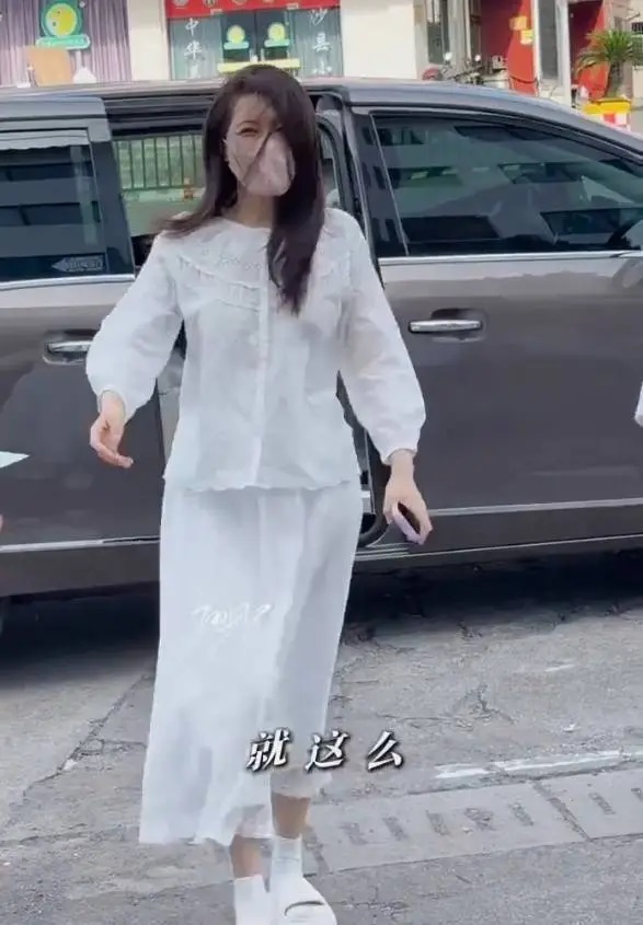 曾黎接车现场仅现四名粉丝，自嘲寥寥无几