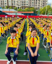 新学期校服管理新规落地，强调自愿与实用原则