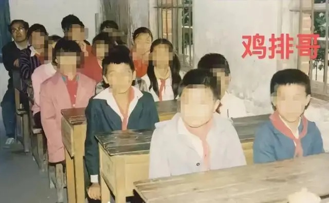 “鸡排哥”和家人国庆要出10个摊位，景德镇连夜招十多名大学生上任“鸡排保镖”，学校回应