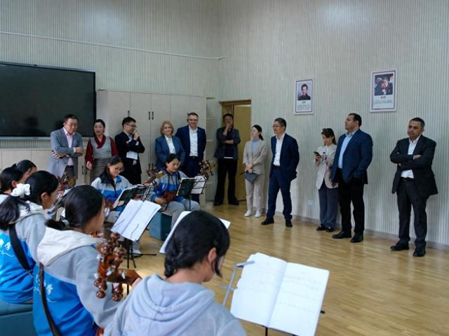 欧亚国家驻华使节西藏行 见证发展新气象