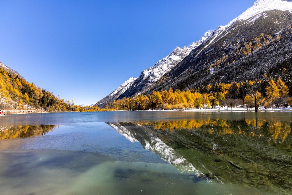 毕棚沟秋色斑斓 彩林雪山倒映湖中