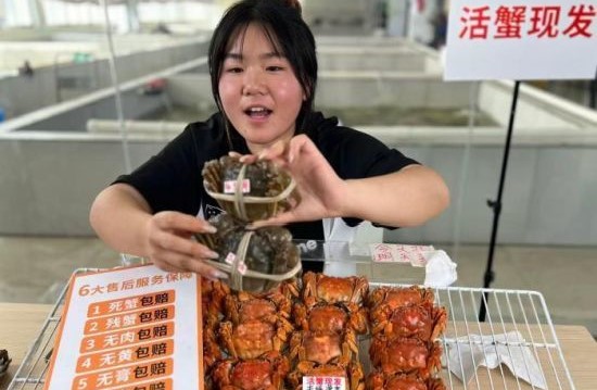 苏州阳澄湖大闸蟹销路俏 蟹农蟹商发货忙