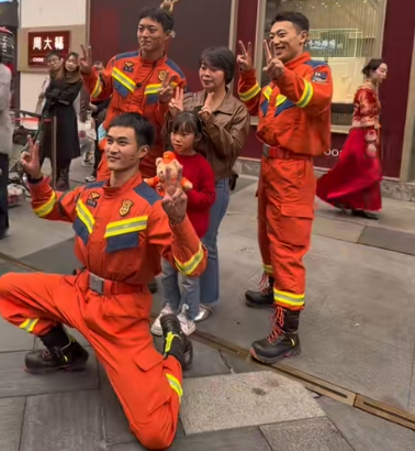 成都消防嘉年华吸引上千市民，春熙路变身安全互动课堂