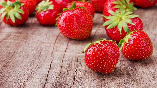 草莓用盐水清洗可以吗？可以，但不是最优选择