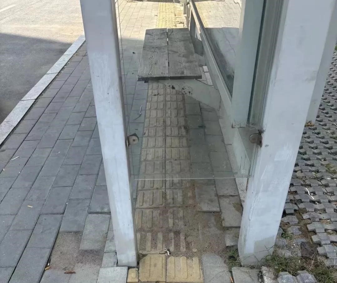 沈阳一公交站建在盲道上、悬空玻璃挡板拦住盲道 最新回应