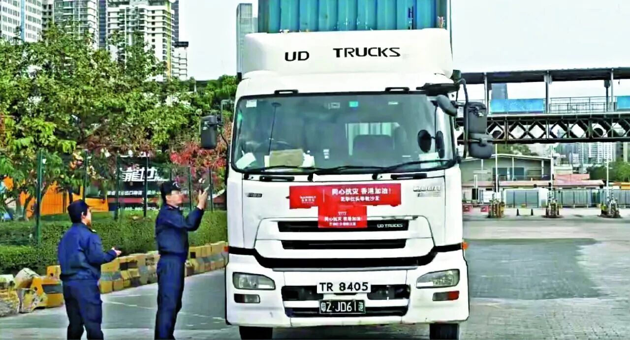 香港市民哽咽感谢内地同胞支援 灾难面前更懂何为“同胞”