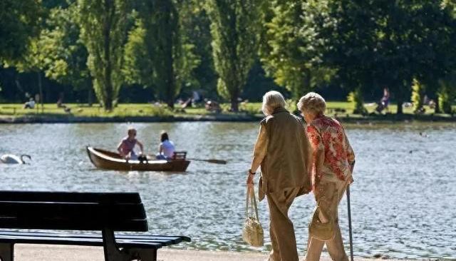 老年人多走路更长寿？医生：过了70岁，这几个“长寿”原则要重