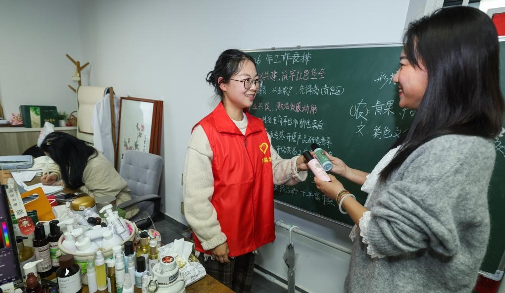 浙江诸暨：乡镇党员干部助力共富工坊发展