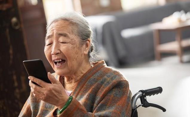 70岁还能走得稳，8种状态全做到，老人福气挡不住