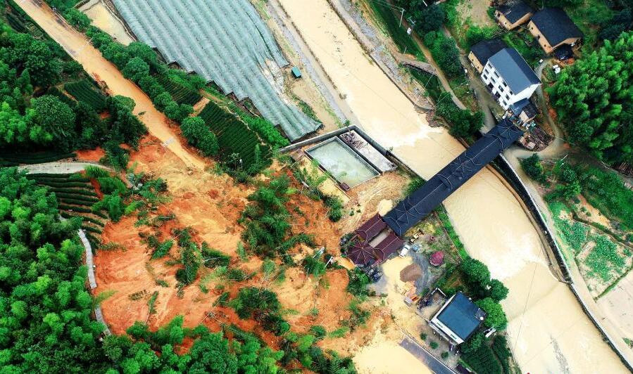 福建政和：受连日暴雨影响 国道发生溜方(图1)