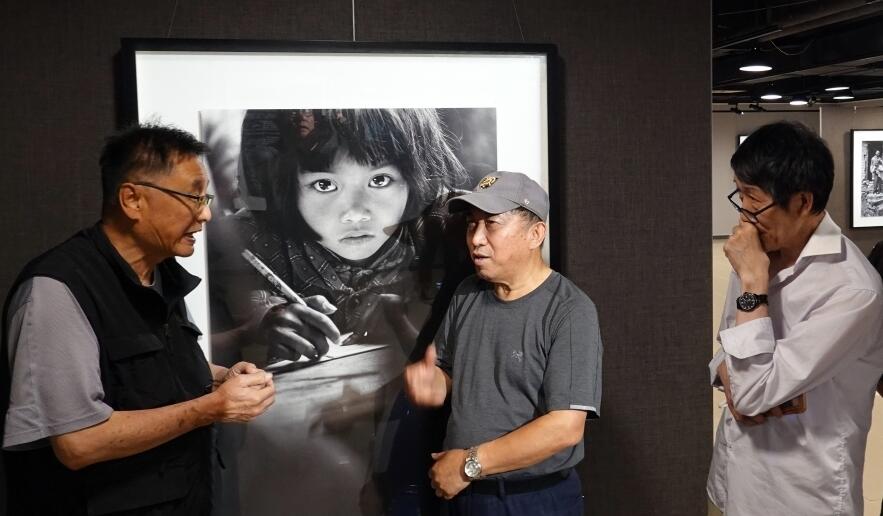 金像艺廊开馆暨解海龙《童年》摄影艺术展开幕(图1)