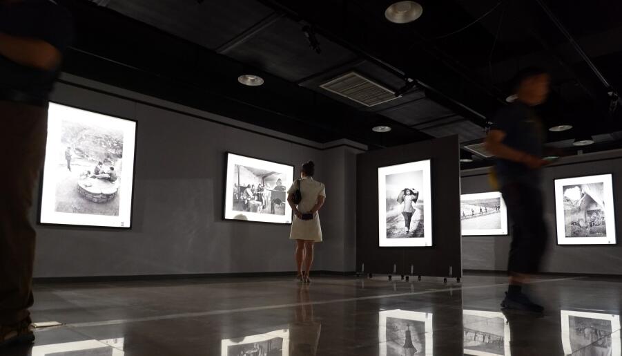 金像艺廊开馆暨解海龙《童年》摄影艺术展开幕(图2)