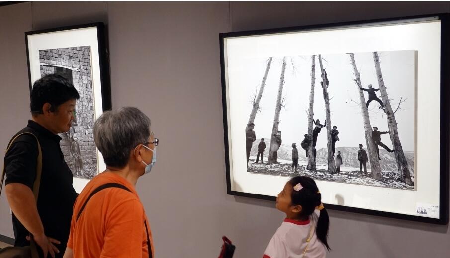 金像艺廊开馆暨解海龙《童年》摄影艺术展开幕(图3)