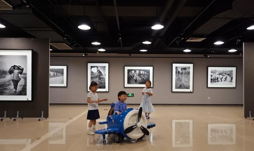 金像艺廊开馆暨解海龙《童年》摄影艺术展开幕(图4)