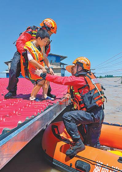 争分夺秒 全力以赴（扎实做好防汛抗旱、抢险救灾各项工作） ——湖南华容抢险救援一线见闻(图2)
