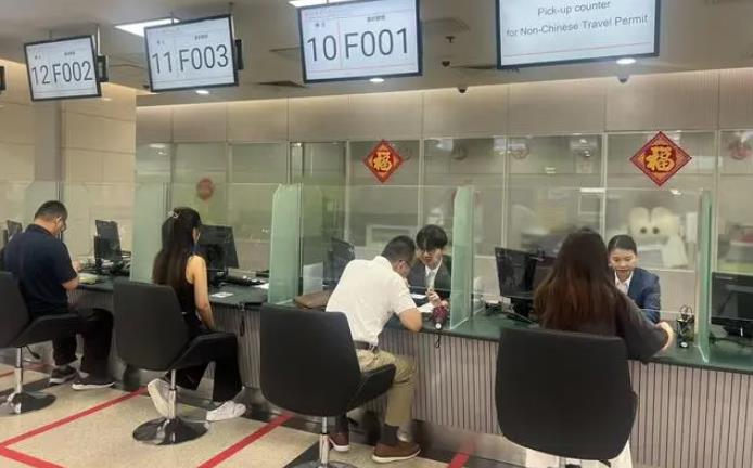 首批通行证获发 非中国籍香港永居人员赞叹通行便利(图1)