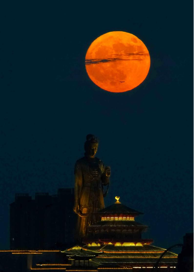 抬头看！“超级月亮”照亮夜空，美到不像话！(图1)