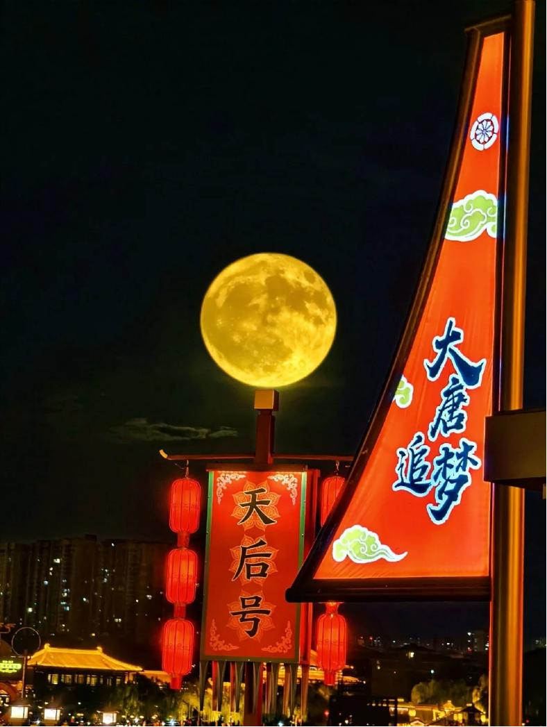 抬头看！“超级月亮”照亮夜空，美到不像话！(图2)