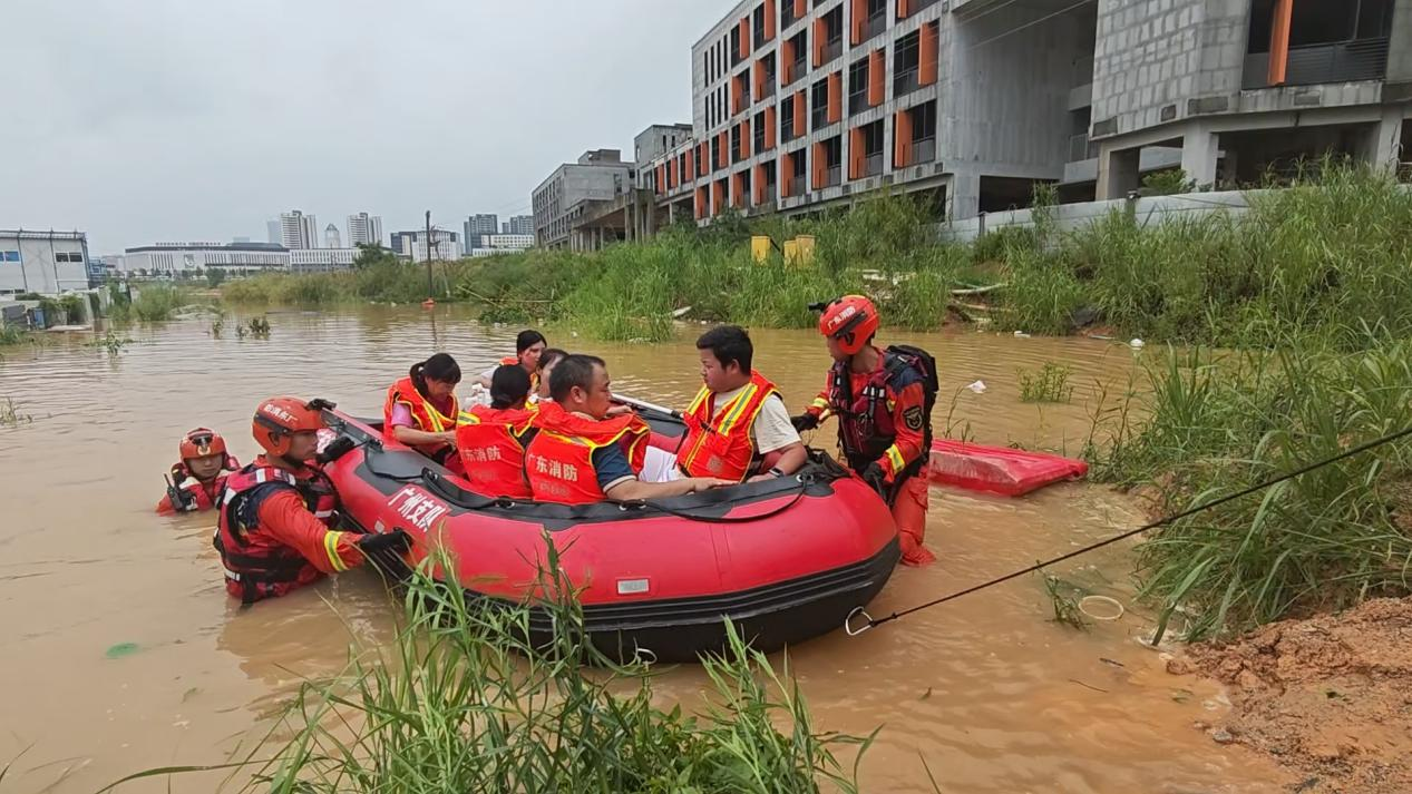 广东强降雨来袭，8 万余人提前转移保安全(图1)