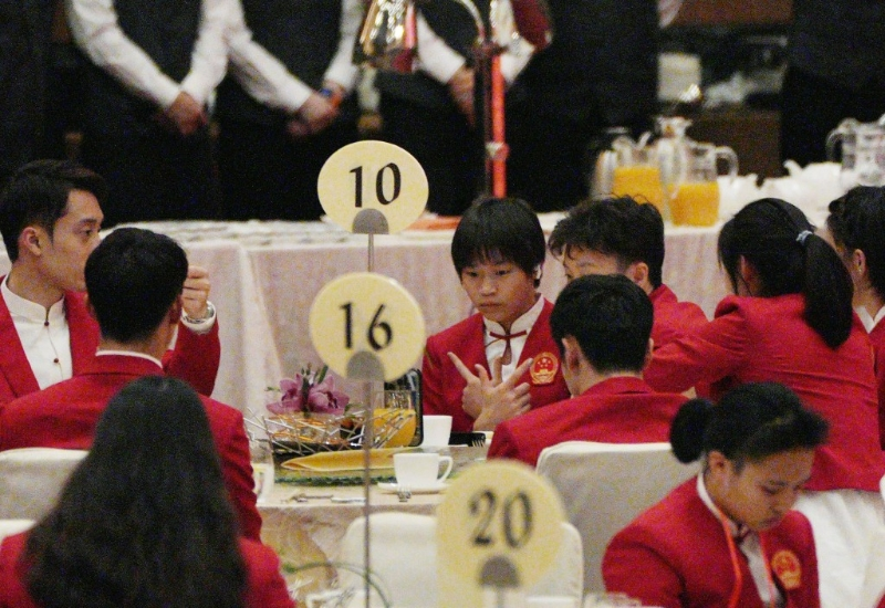 全红婵香港行趣闻多：从跳水健将到可乐小妹，双面人生萌翻众人！(图1)