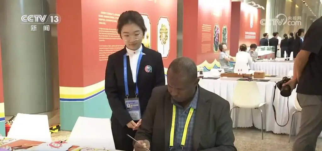 观察中国、感知中国 非洲记者关注峰会进展 感受传统非遗魅力 (图2)