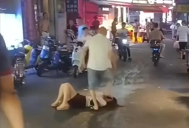 扇耳光踹脸、拳击后脑勺，光头男当街调戏暴打女子(图1)