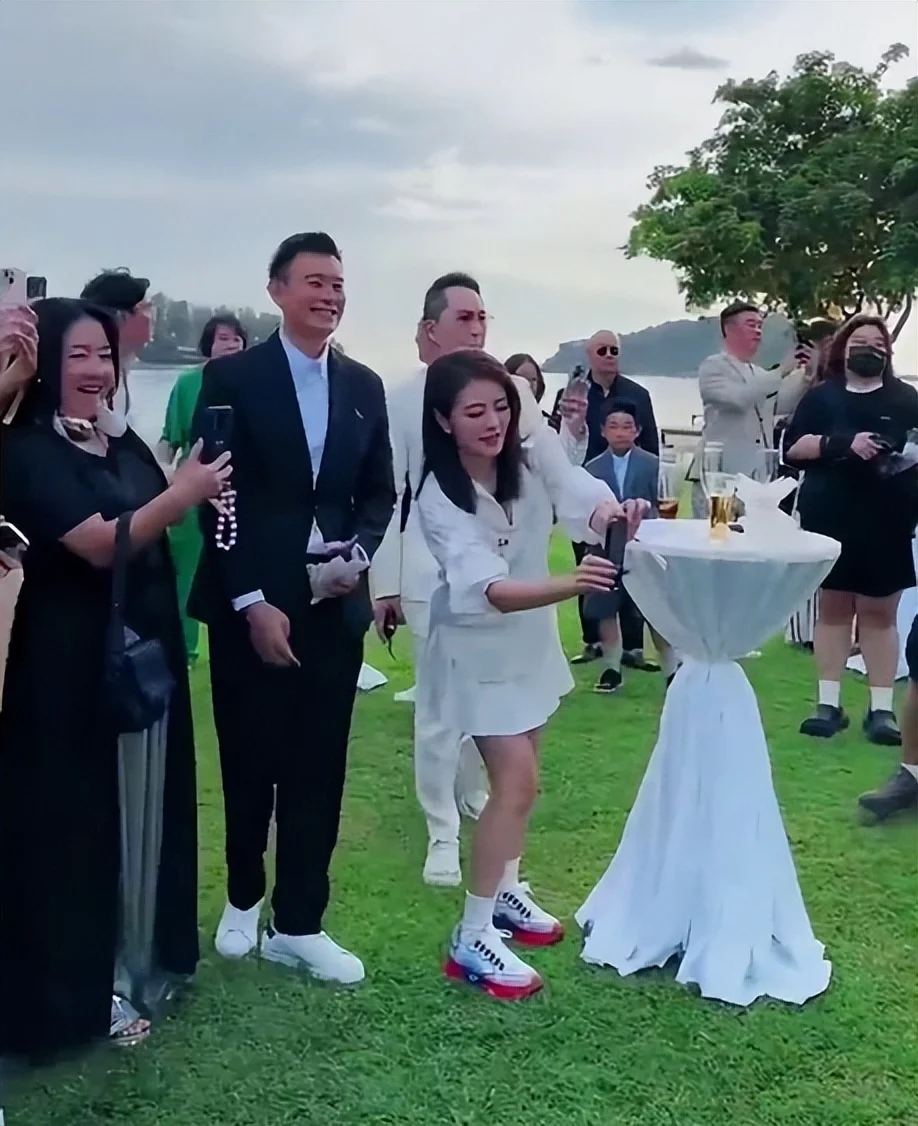 安以轩低调现身陈乔恩婚礼，笑容满面状态很好，4岁女儿疑担任婚礼花童安以轩低调现身陈乔恩婚礼，笑容满面状态很好，4岁女儿疑担任婚礼花童(图1)