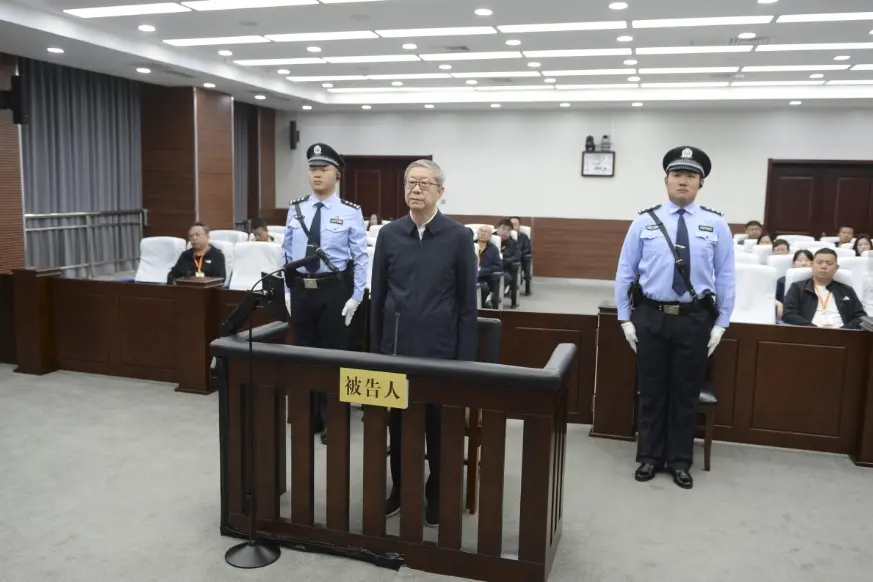 大搞“雅腐”的“老虎”受审！曾将数百万公共财物据为己有(图1)