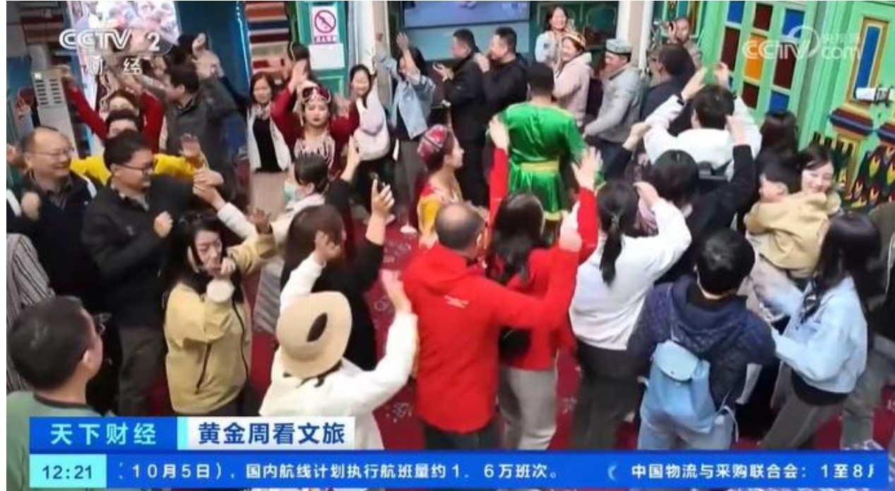 黄金周看文旅 新疆喀什古城热闹非凡 游客居民载歌载舞(图1)