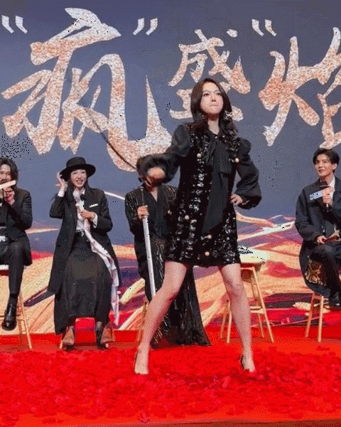 吴谨言疑似孕肚隆起黑衣也难遮住，穿高跟鞋表演甩鞭为营业好拼(图1)