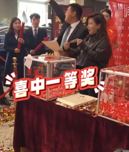 售楼中心大抽奖，临夏女士喜获迈巴赫十年驾驶权！(图1)
